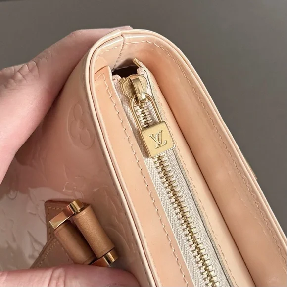 💥SOLD💥 LOUIS VUITTON Classic ‘Marshmallow’ Vernis LV Monogram Houston Tote Bag - Picture 8 of 12